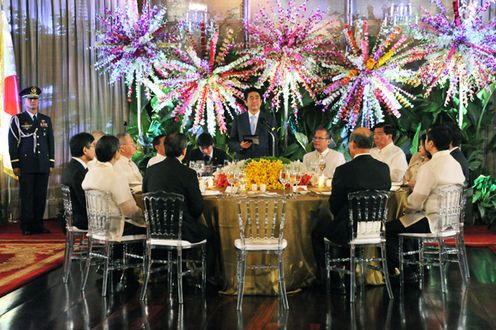 Photograph of Prime Minister Abe attending the luncheon hosted by President Aquino