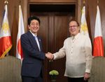 Photograph of Prime Minister Abe shaking hands with President Aquino