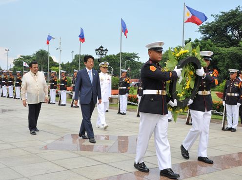 Photograph of the Prime Minister laying a wreath at the José Rizal Monument (1)