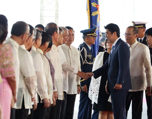 Photograph of the Prime Minister shaking hands with the Philippine delegation during the welcome ceremony
