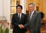 Photograph of Prime Minister Abe shaking hands with Prime Minister Lee Hsien Loong