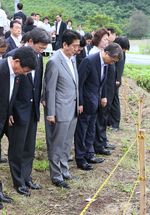 Photograph of the Prime Minister offering a silent bow in Shizugawa District, Minamisanriku Town