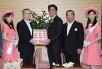 Photograph of the Prime Minister receiving a courtesy call from the Governor of Fukushima Prefecture and Miss Peach Ladies (1)