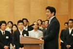 Photograph of the Prime Minister delivering an address at the reception to offer words of encouragement to the Japan Overseas Cooperation Volunteers (JOCV) (1)