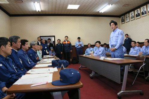 Photograph of the Prime Minister delivering an address at the Tsuwano annex of the Tsuwano town office
