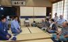 Photograph of the Prime Minister visiting an evacuation center at the Tsuwano Civic Center to offer words of encouragement (2)
