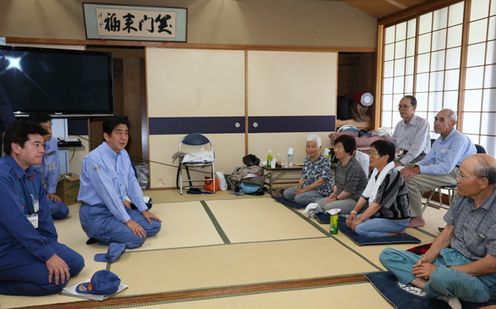 Photograph of the Prime Minister visiting an evacuation center at the Tsuwano Civic Center to offer words of encouragement (2)