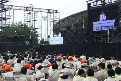 Photograph of the Prime Minister delivering an address at the 16th Nippon Jamboree and 30th Asia-Pacific Regional Scout Jamboree (2)