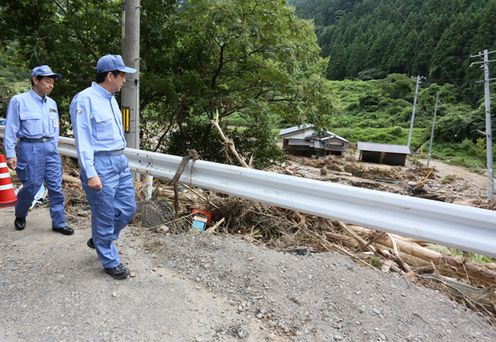 Photograph of the Prime Minister observing a site hit by torrential rain in the Washibara area in Tsuwano Town (2)