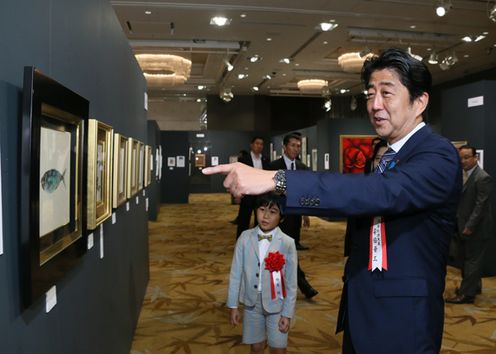 Photograph of the Prime Minister viewing the exhibition (1)