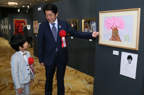 Photograph of the Prime Minister viewing the exhibition (3)