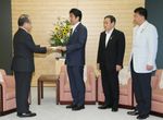 Photograph of Prime Minister Abe receiving the Recommendation from the President of the National Personnel Authority (NPA), Mr. Tsuneo Hara (1)