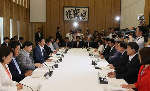 Photograph of Prime Minister Abe giving instructions at the Headquarters on Creating Dynamism through Agriculture, Forestry and Fishery Industries and Local Communities (2)