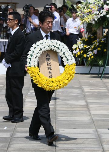 Photograph of the Prime Minister offering flowers at the Nagasaki Peace Memorial Ceremony