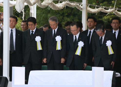 Photograph of the Prime Minister offering a silent prayer at the Nagasaki Peace Memorial Ceremony