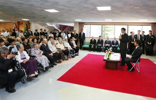 Photograph of the Prime Minister delivering an address at a nursing home for atomic bomb survivors in Nagasaki, the Hill of Grace Nagasaki A-Bomb Home