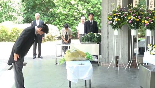 Photograph of the Prime Minister offering flowers at Chidorigafuchi National Cemetery (1)
