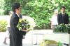 Photograph of the Prime Minister offering flowers at Chidorigafuchi National Cemetery (2)