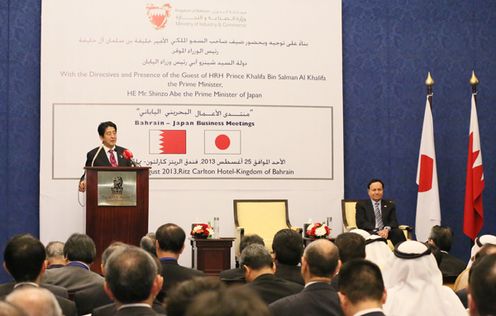 Photograph of the Prime Minister holding a meeting with members of Japanese and Bahraini business communities (1)
