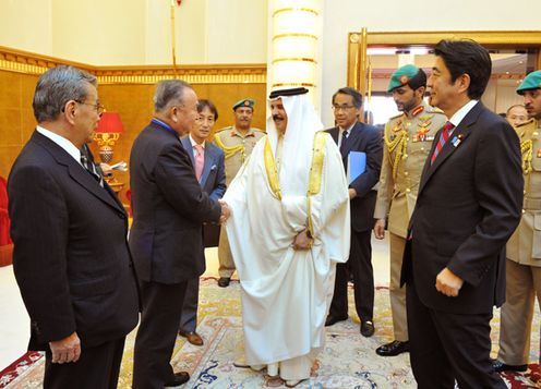 Photograph of members of the economic mission offering greetings to King Hamad bin Isa Al Khalifa