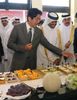Photograph of the Prime Minister introducing Japanese cuisine at the Japan-Qatar Business Forum venue
