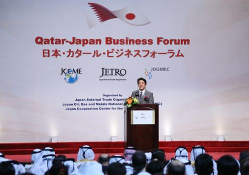 Photograph of the Prime Minister delivering an address at the Japan-Qatar Business Forum (1)