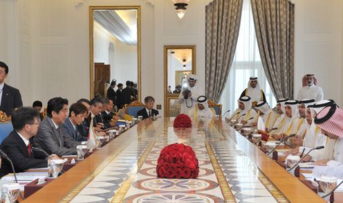 Photograph of the Prime Minister holding talks with Prime Minister Sheikh Abdullah bin Nasser bin Khalifa Al Thani