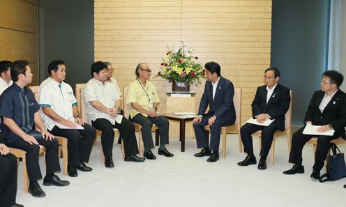 Photograph of the Prime Minister receiving the request from the Council for Promotion of Dezoning and Reutilization of Military Land in Okinawa (2)