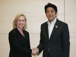 Photograph of Prime Minister Abe shaking hands with US Senator Kirsten Gillibrand