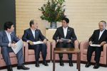 Photograph of Prime Minister Abe receiving a courtesy call from members of the Wise-men Group on the Japan-Brazil Strategic Economic Partnership (1)