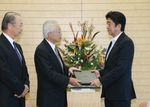 Photograph of the Prime Minister receiving a proposal from the APEC Business Advisory Council (ABAC) JAPAN (1)