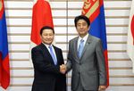 Photograph of Prime Minister Abe shaking hands with Prime Minister Altankhuyag (1)