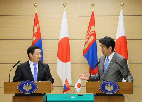 Photograph of the leaders holding a joint press announcement