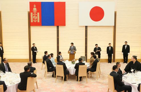 Photograph of the Prime Minister delivering an address at the banquet (2)