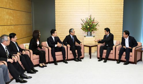 Photograph of Prime Minister Abe receiving a courtesy call from President Takeda of the Tokyo 2020 Bid Committee, and Olympians and Paralympians (2)