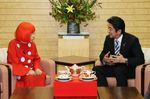 Photograph of Prime Minister Abe receiving a courtesy call from Ms. Yayoi Kusama (1)