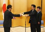Photograph of the award ceremony for the Prime Minister's Prize, Monodzukuri Nippon Grand Award