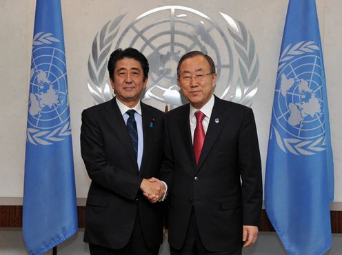 Photograph of Prime Minister Abe shaking hands with Secretary-General of the United Nations Ban Ki-moon