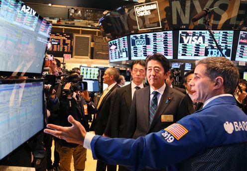Photograph of the Prime Minister visiting the New York Stock Exchange