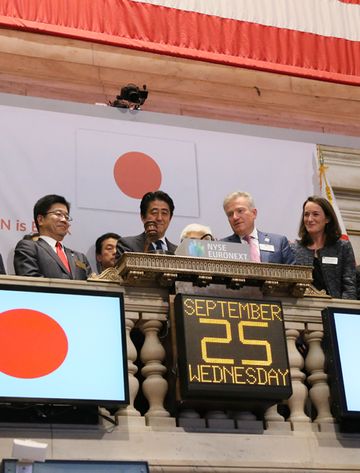 Photograph of the Prime Minister ringing the closing bell at the New York Stock Exchange