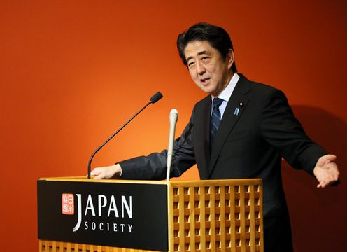 Photograph of the Prime Minister delivering an address at a reception hosted by the Prime Minister and Mrs. Abe (1)
