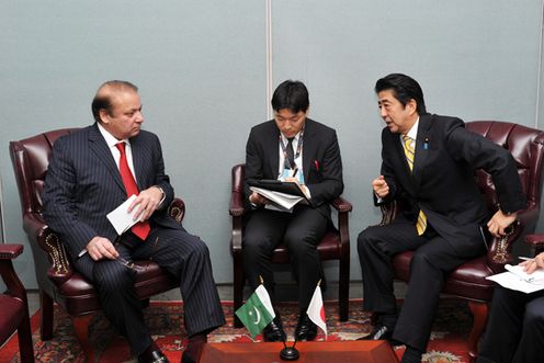 Photograph of the Japan-Pakistan Summit Meeting (2)