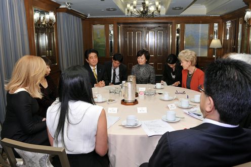 Photograph of the Prime Minister meeting with American women who have active roles in society