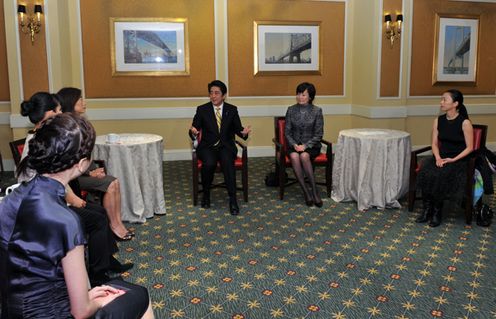Photograph of the Prime Minister meeting with Japanese women who have active roles in society