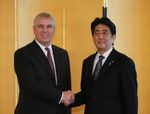 Photograph of Prime Minister Abe shaking hands with His Royal Highness Prince Andrew, The Duke of York