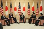 Photograph of Prime Minister Abe receiving a courtesy call (1)