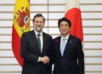 Photograph of Prime Minister Abe shaking hands with President Mariano Rajoy