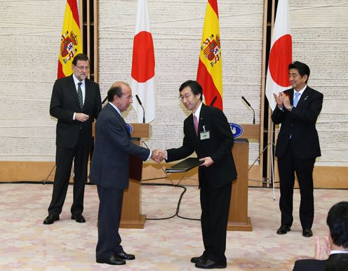 Photograph of the Prime Minister attending the ceremony for the exchange of signed documents (1)