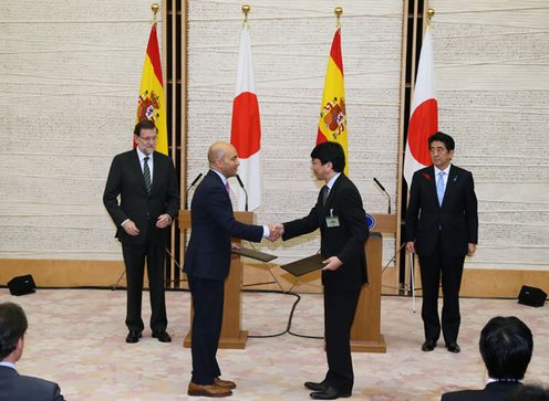 Photograph of the Prime Minister attending the ceremony for the exchange of signed documents (3)