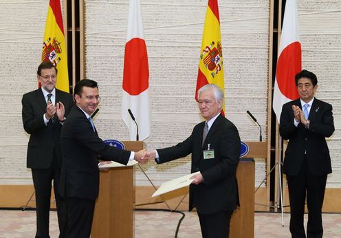 Photograph of the Prime Minister attending the ceremony for the exchange of signed documents (4)